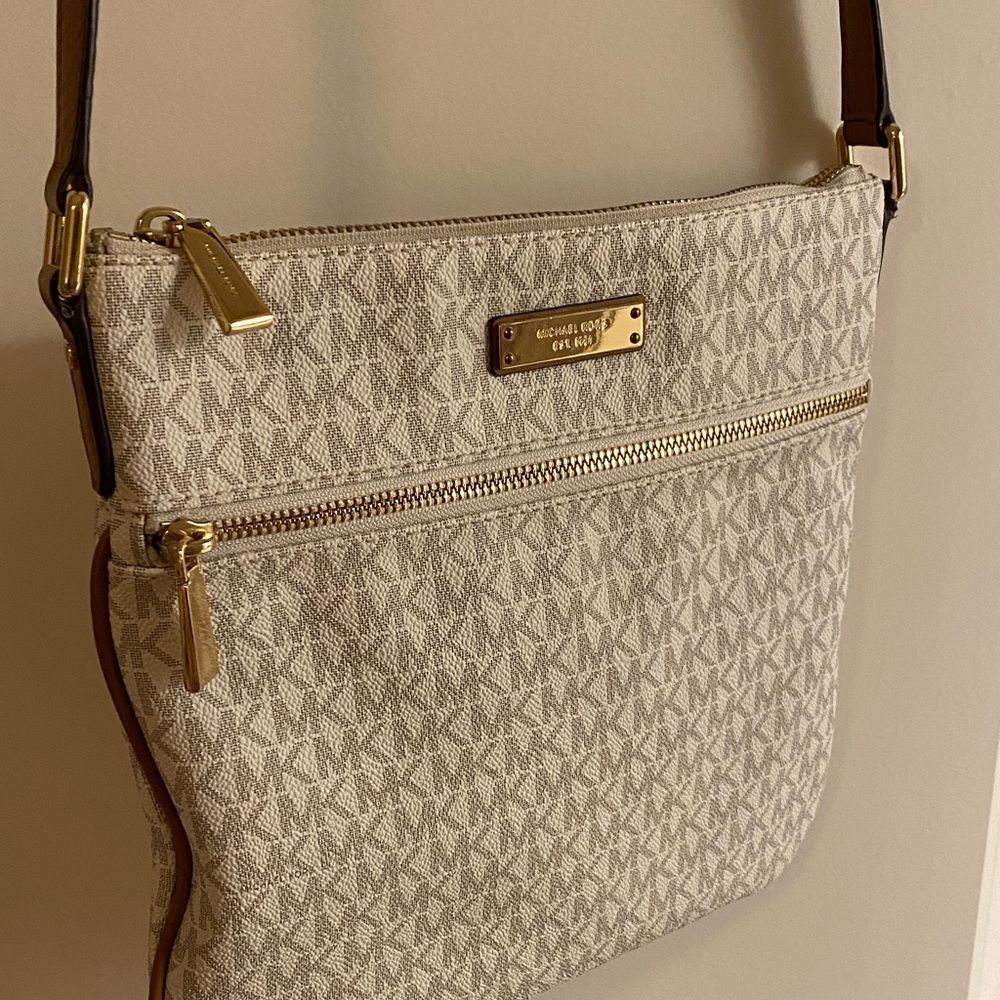 Michael Kors Crossbody Bag in cream - Picture 2 of 8